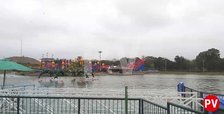 Juegos Inflables en medio de la Laguna artificial del Parque de las leyendas en San Miguel.