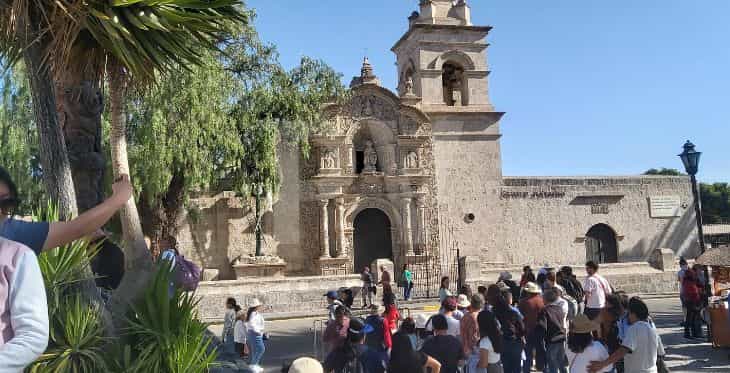 Frontis de la Iglesia de Yanahuara con gran cantidad de gente frente a ella, en Arequipa.