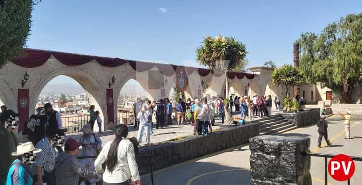 Mirador de Yanahuara con gran cantidad de personas tomandose foto en sus arcos, en Arequipa.