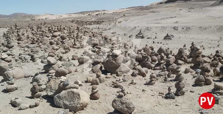 Gran cantidad de apachetas en la salida del Cañón de Culebrillas en Arequipa.