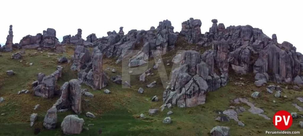 Grandes cantidades de rocas y muy grandes en el Bosque de Piedra de Huayllay en Junín.
