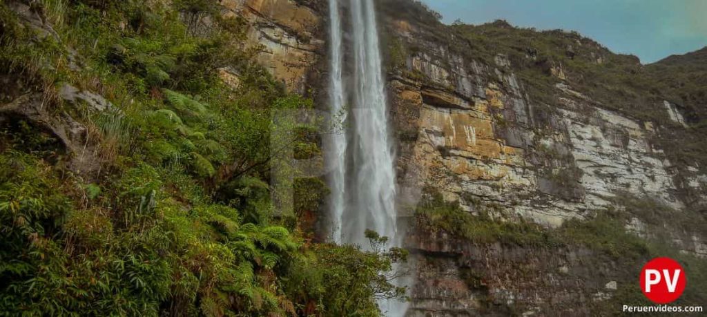 Caida de agua de la Catarata de Gocta en Amazonas