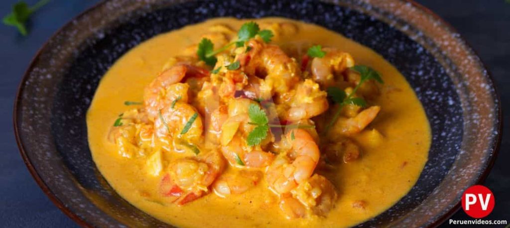 Comida Chupe de Camarones en un plato negro.