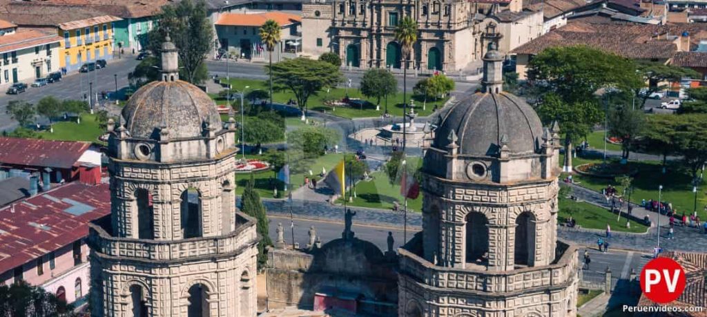 Vista de la Plaza de Armas de Cajamarca desde la catedral.