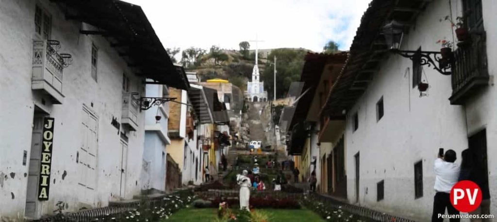 Cerro Santa Apolonia desde abajo, sus escaleras con casa a los lados y la iglesia en la cima