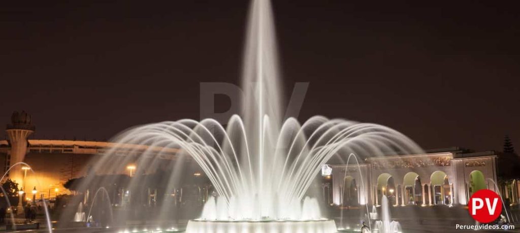 Una de las piletas durante la noche del Circuito Mágico del Agua en Lima.