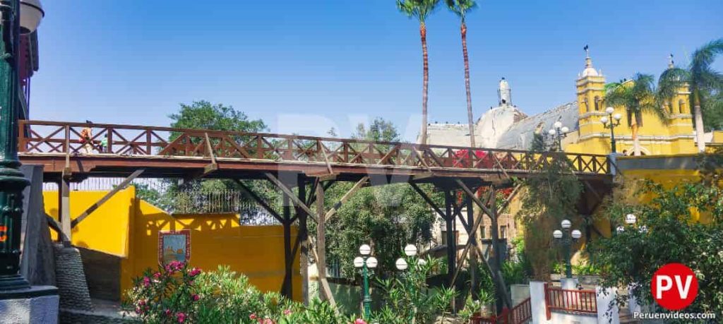 Vista panorámica del Puente de los Suspiros en el distrito de Barranco en Lima, Perú