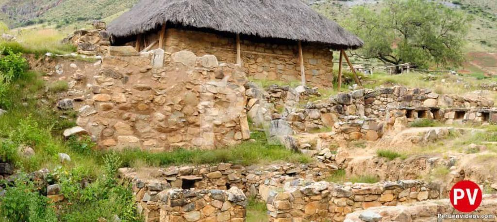 Estructura y monumentos del sitio arqueológico Kotosh en Huánuco.