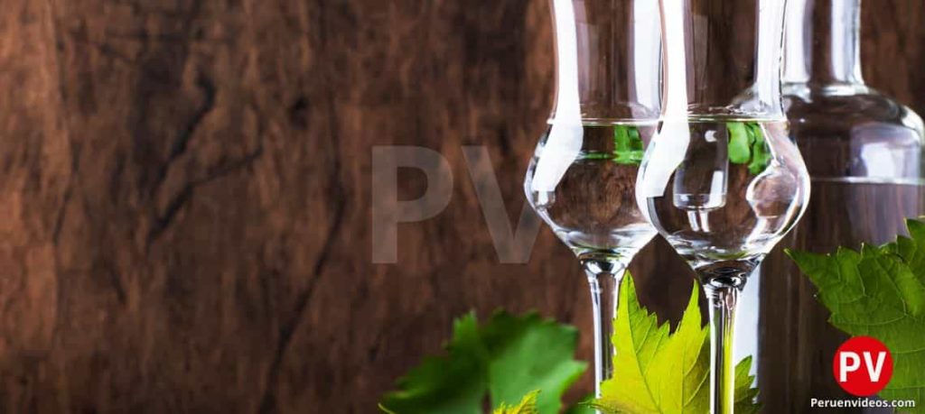Botella y dos copas con el Pisco Peruano