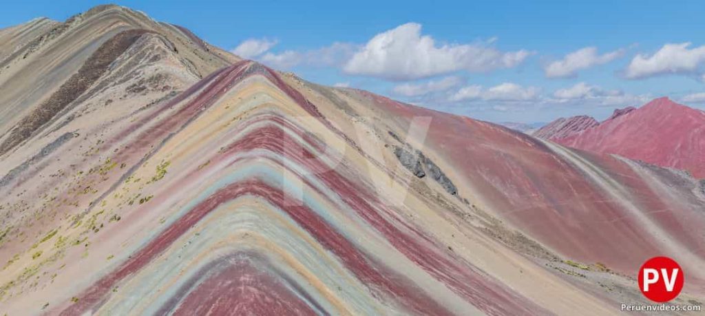 Montaña con una mezcla de colores en su superficie