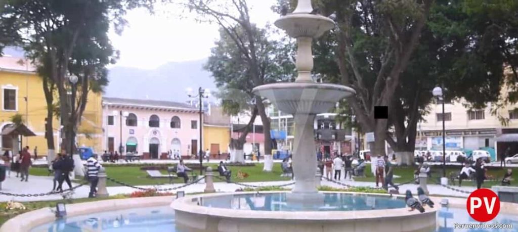 Pileta en el centro de la Plaza de Armas de Huánuco con gente pasando por sus aceras.