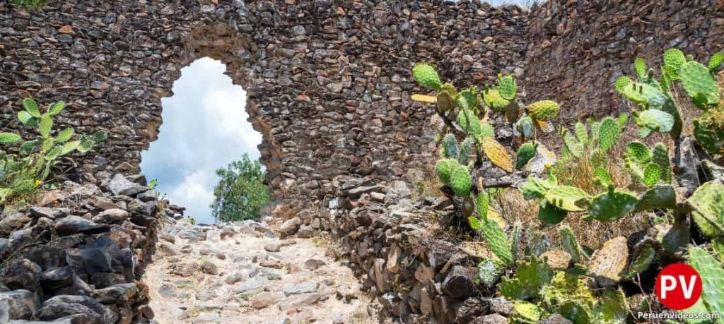 Una de las altas paredes de piedra del Complejo Arqueológico Wari en Ayacucho