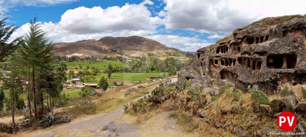 Vista panorámica de las Ventanillas de Otuzco frente a un verde valle.