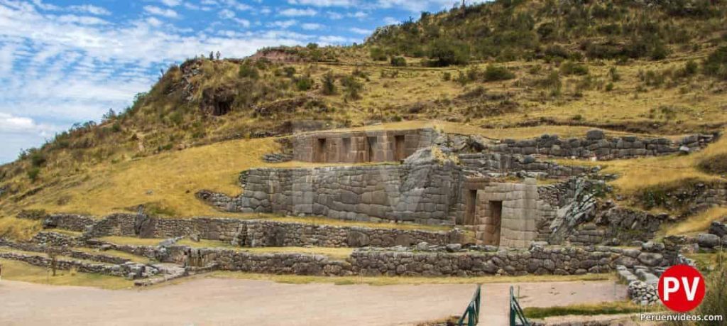 Puertas, ventanas y caida de agua en el sitio arqueológico de Tambomachay, en Cusco