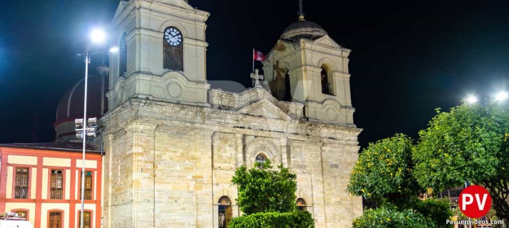 Fachada frontal de la Catedral de Huancayo y visto por la noche.