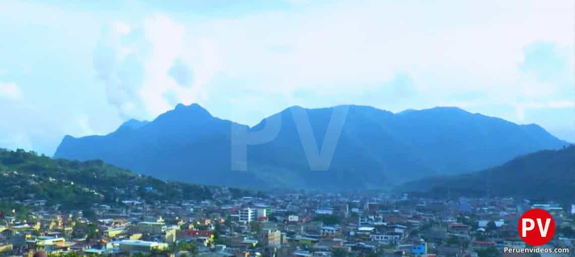 La ciudad de Tingo María con la montaña que muestra la silueta de la Bella Durmiente al fondo, en Huánuco.