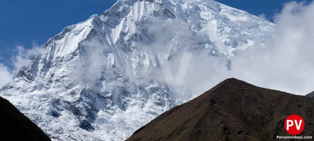 Vista cercana de la cima del nevado Huascarán en Ancash