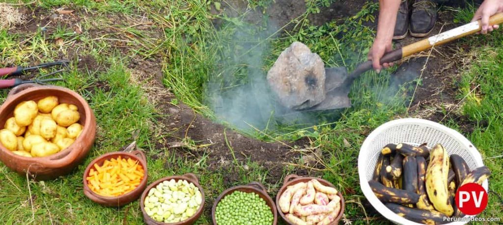 Ingredientes sobre el grass para la preparación de la pachamanca en la tierra, la comida tradicional de Huancavelica