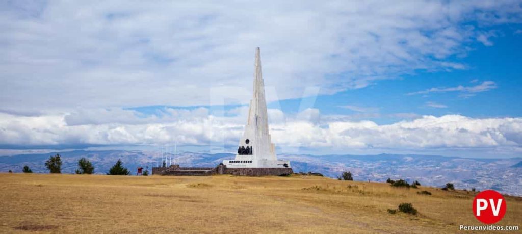 Monumento piramidal blanco con estatuas sobre una pampa que conmemora la batalla ocurrida en Ayacucho