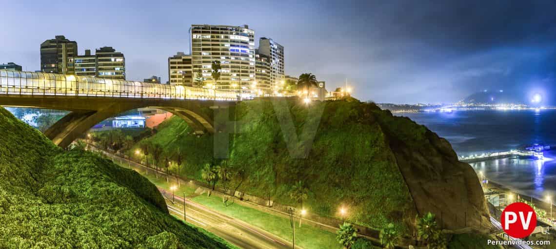 Edificios frente a la playa en el distrito de Miraflores y en la noche.