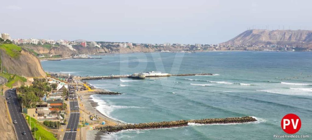 Vista de una de las playas en la Costa Verde en Lima. Se ve al fondo el mar y el restaurante la Rosa Nautica.