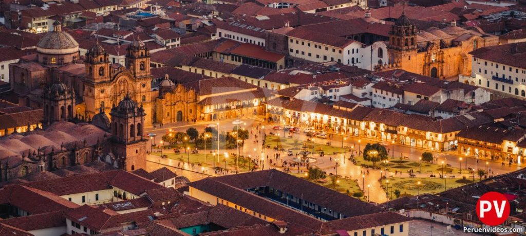 Vista de toda la Plaza de Armas de Cusco iluminada y de noche