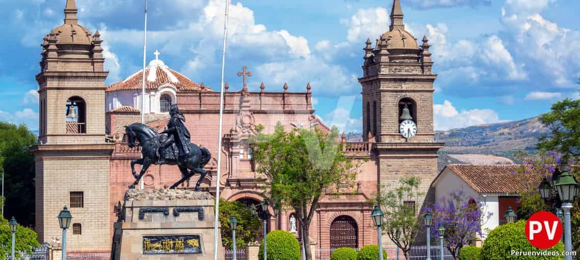 La Plaza de Armas de Ayacucho con la catedral detrás.