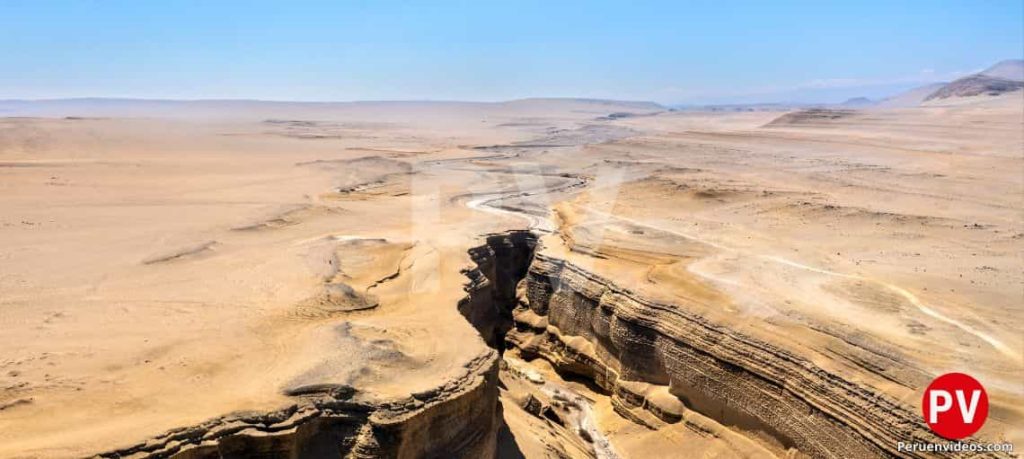 Un gran agujero del Cañón de los Perdidos en medio del desierto de Ica