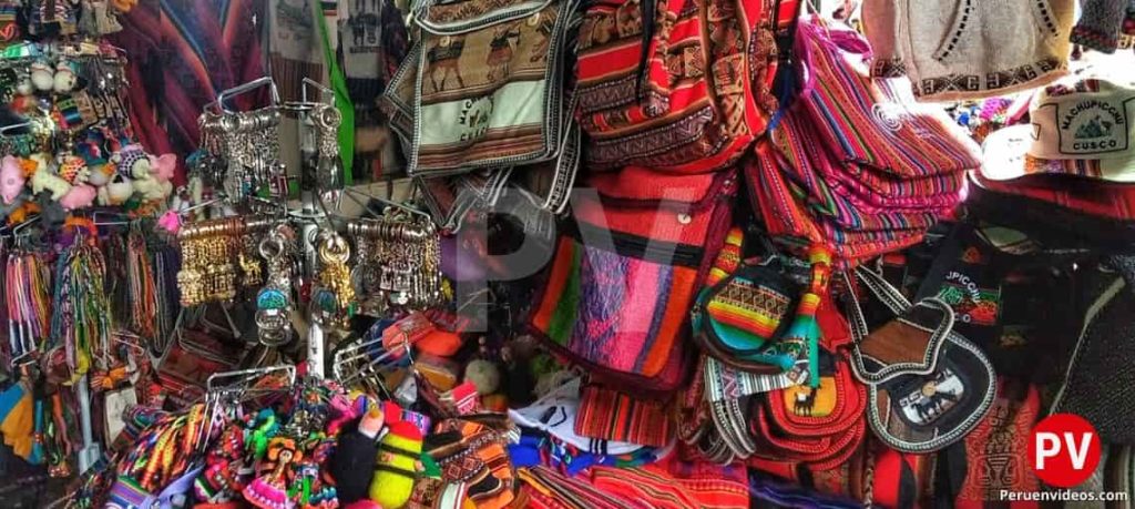 Artesanía de Cusco en el Mercado de San Pedro. Se ven abrigos, bolsos, llaveros y más.