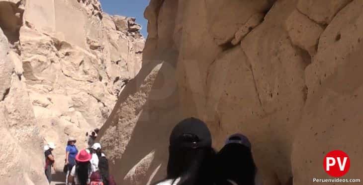 Grupo de personas en el recorrido en el interior de la quebrada de Culebrillas en Arequipa.