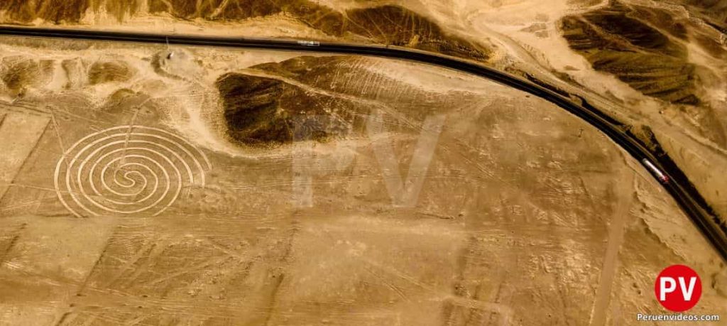 Un dibujo en forma de espiral en Las Líneas de Nazca en Ica