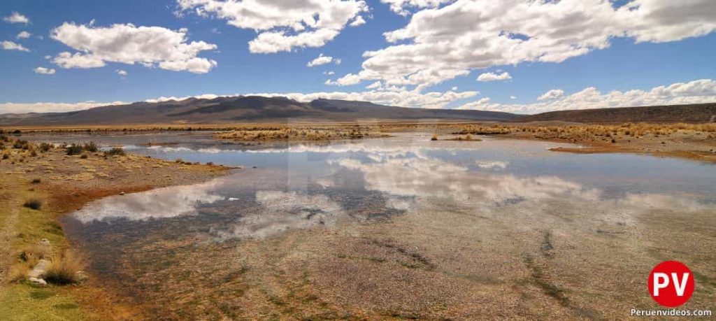 Montañas, llanuras y laguna en la Reserva Nacional de Salinas y Aguada Blanca en Arequipa