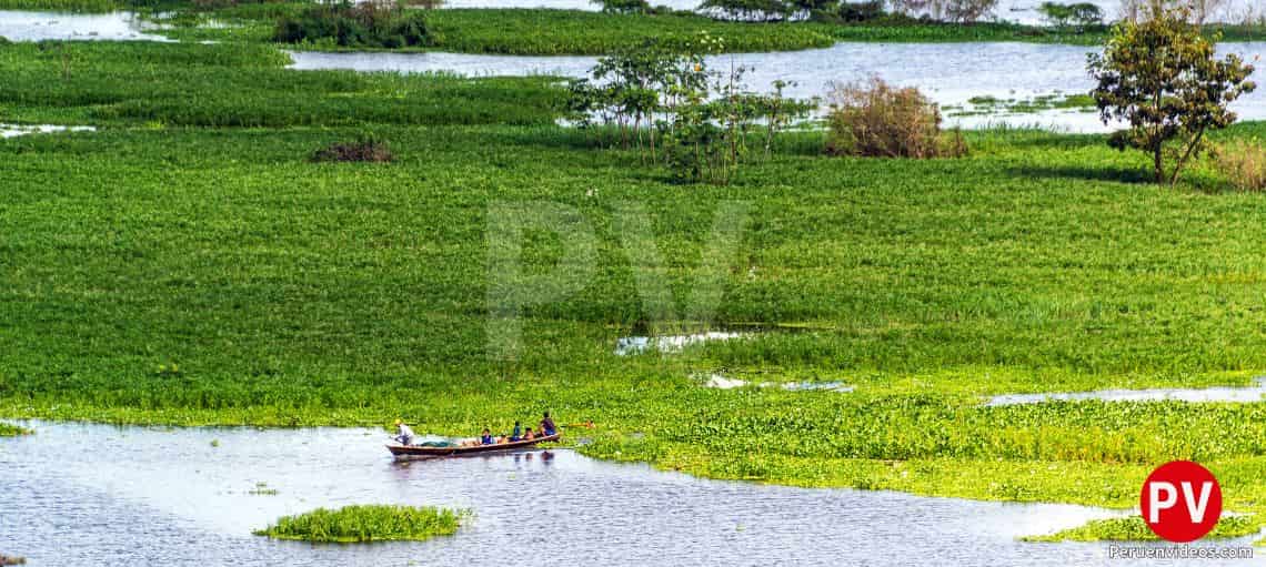 Pequeña canoa en el río cerca de Iquitos.