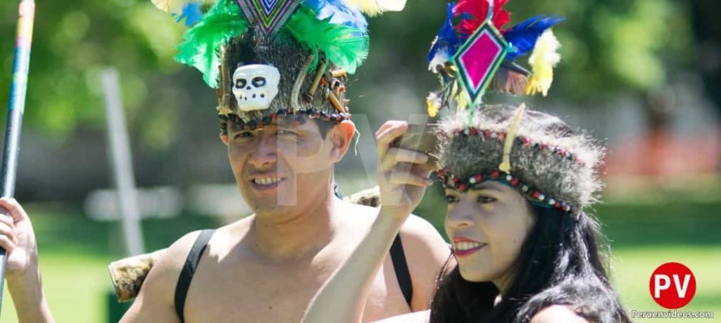 Pareja de danzantes de la selva peruana.
