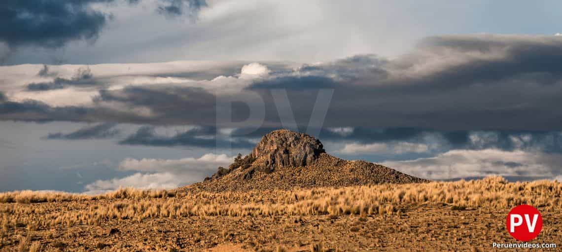 Vista de una montaña en la Reserva Nacional Aguada Blanca en Moquegua.