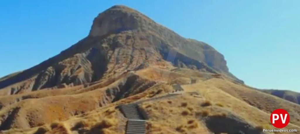 Cerro Baúl visto desde abajo en los lugares turísticos de Moquegua.