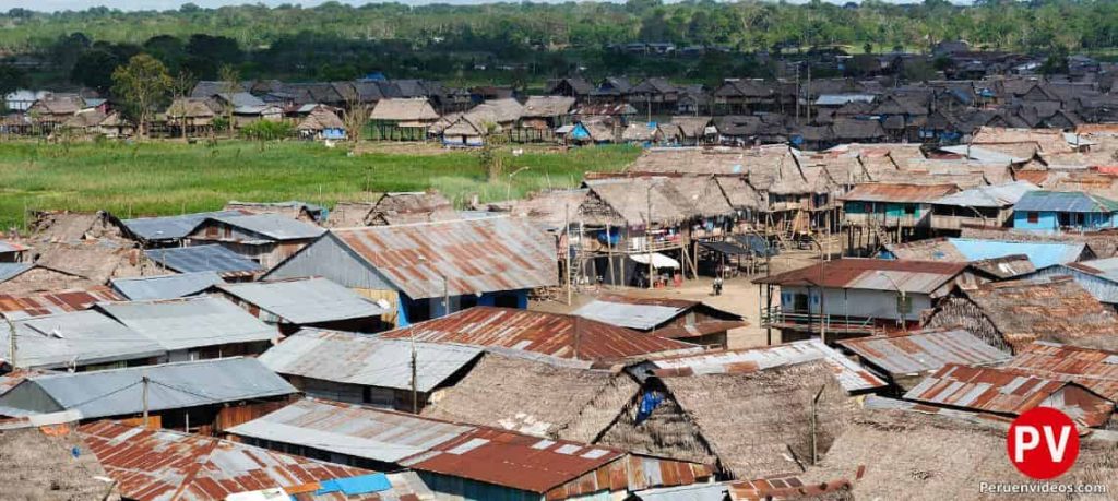 Gran cantidad de casitas con tejado de dos aguas en la selva peruana.