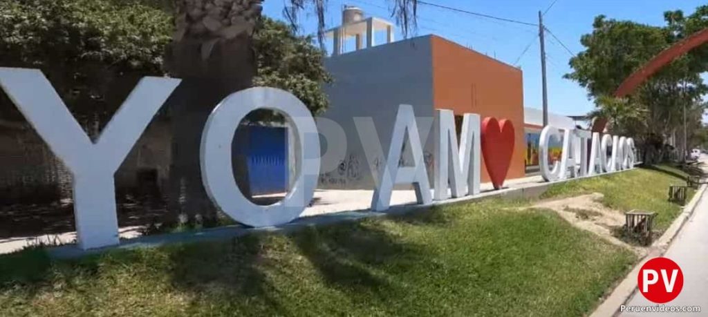 Letras de bienvenida a Catacaos: "Yo amo Catacaos", en el césped a lado del camino, uno de los lugares turísticos de Piura.