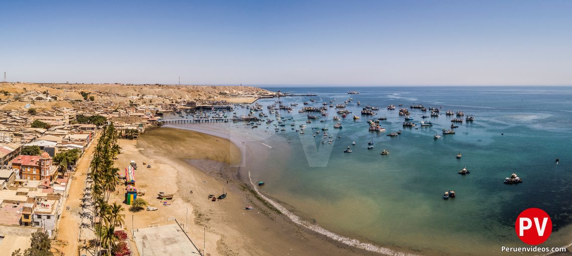 Vista desde un dron del Puerto de Paita en Piura. Viviendas, arena, playa y botes cerca a la orilla.