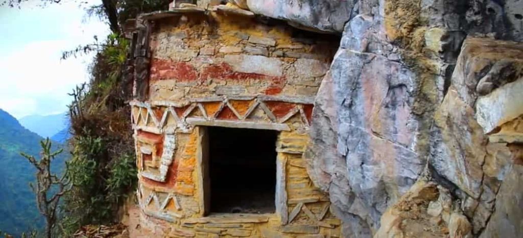 Parte de las paredes con diseños y colores que forman parte del Gran Pajatén en San Martín.