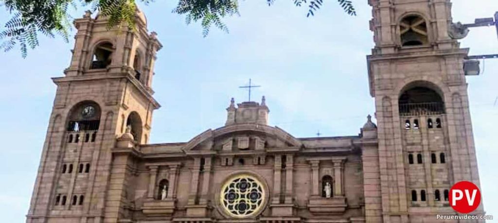 Uno de los lugares turísticos de Tacna más visitados es su Catedral.