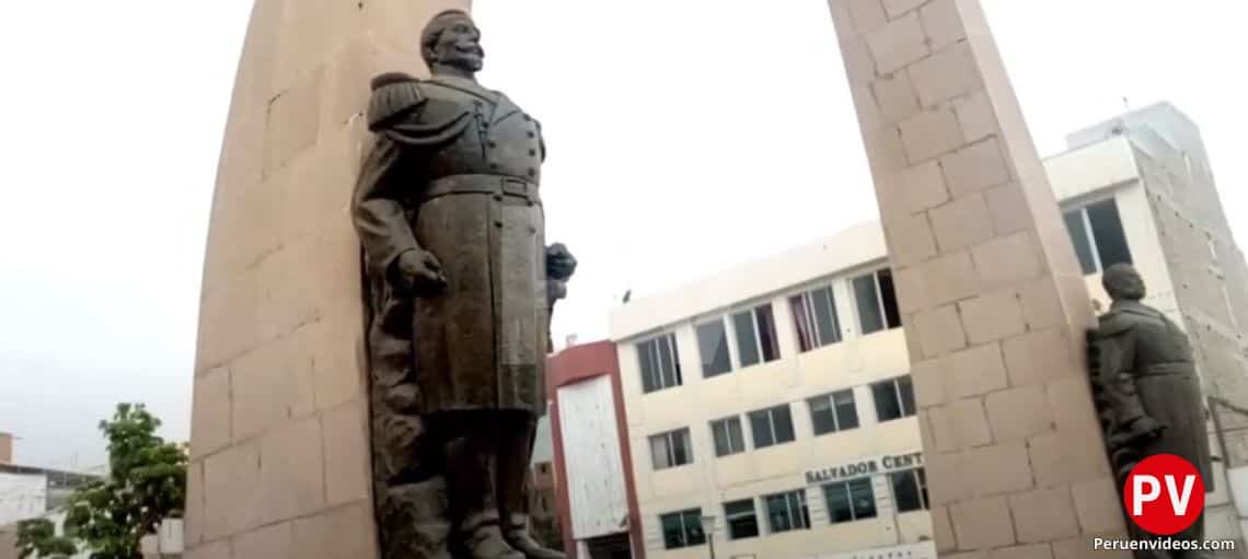 Estatuas de los héroes peruanos Miguel Grau y Francisco Bolognesi en el Paseo Cívico en Tacna