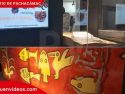 la imagen superior muestra una de las salas del museo que exhibe en maqueta el sitio arqueológico. En la imagen ingerior hay un mural de peces y aves de color amarillo sobre fondo rojo.