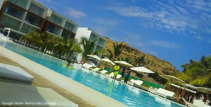 Piscina con las habitaciones en el fondo del Máncora Marina Hotel