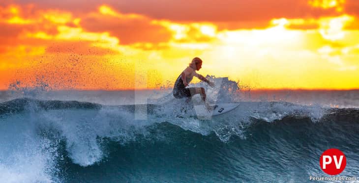 Un surfista sobre las olas de Máncora, en Piura.
