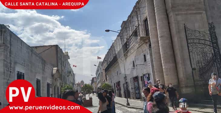 Vista de la Calle Santa Catalina desde la esquina de la Plaza de Armas de Arequipa