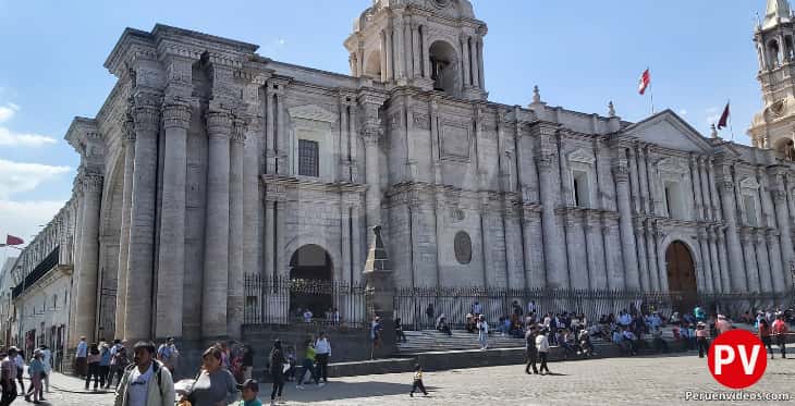 La Calle Santa Catalina a lado de la Catedral de Arequipa.
