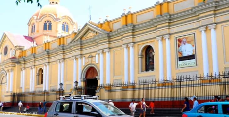 Parte del frontis de la Catedral Basílica San Miguel Arcángel frente a la Plaza de Armas de Piura.