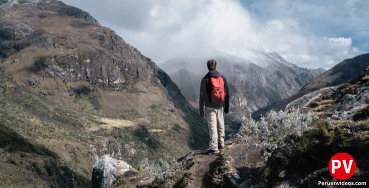 Un hombre con mochila mirando las montañas del parque Nacional Huascarán