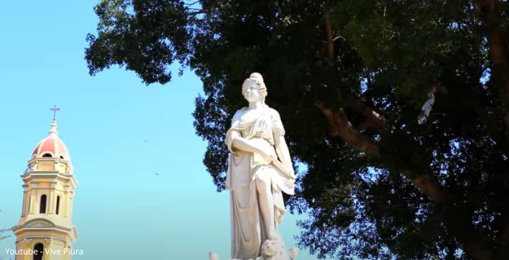 Estatua "Alegoría a la Libertad" en la Plaza de Armas de Piura.